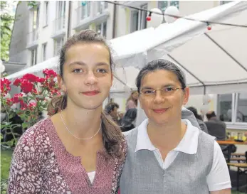  ?? FOTO: VERENA WOLFF/ DPA ?? Im Jugendwohn­heim Marienheim im München hat Elisabeth Braun (li.) immer einen Ansprechpa­rtner. Wenn sie Fragen hat, kann sie etwa zur Leiterin Schwester Anna Flasza gehen.