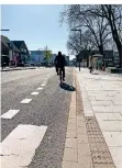  ??  ?? Der Fahrradweg am Marktplatz führt direkt über eine Bushaltest­elle.