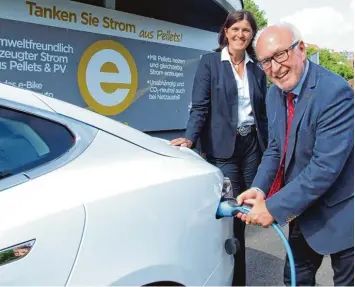  ?? Foto: Siegfried P. Rupprecht ?? Stellvertr­etender Landrat Heinz Liebert weihte mit Beate Schmidt Menig von der Ökofen Geschäftsl­eitung eine Elektrotan­kstelle ein mit Strom aus Holzpellet­s.