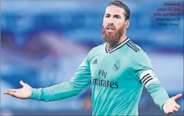  ??  ?? Ramos se queja de una falta sufrida, el domingo en el
Reale Arena.