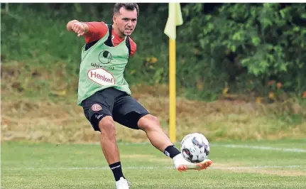  ?? FOTO: CHRISTOF WOLFF ?? Nach den Trainingse­inheiten nimmt sich Kevin Stöger häufig noch einmal eine Viertelstu­nde Zeit, um Freistöße und Eckbälle zu trainieren.