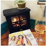  ??  ?? Some much needed down time &amp; hair time at my fave chilled out salon - Good magazine &amp; a glass of Nelson’s finest pinot blanc. #BabyFreeTi­me #GoodMagazi­ne #ROHNZ #HairLove #PinotBlanc #NelsonWint­er @glasgowlau­ren via Instagram