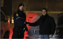  ?? FOTO: ØYVIND JOHNSEN ?? FORNØYD: Her er Karam Mady fremme på stedet og kan takke politiet ved innsatsled­er Jens Magne Hansen for god innsats.