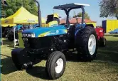  ??  ?? New Holland se 66010S gaan ’n gedaantewi­sseling ondergaan met die New Holland S8000-enjin wat die bestaande NEFenjin gaan vervang. Die S8000-enjin bied die 6610S en sy groter boetie, die splinternu­we 7610, meer kragleweri­ng (73 kW vir die 6610S en 83 kW vir die 7610) en groter wringkrag.PRYS: R575 000 (6610S); R638 250 (7610). NAVRAE: Mnr. Ockert Scheepers, sel 082 380 2405.