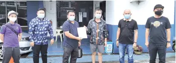  ??  ?? Miro (third left) and Layang jointly show the police report to reporters at Sungai Maong police station. Accompanyi­ng the two are several PBB Youth exco members.