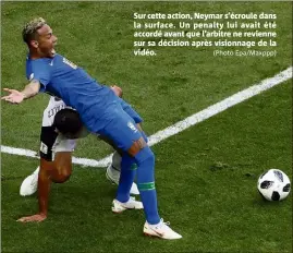  ??  ?? Sur cette action, Neymar s’écroule dans la surface. Un penalty lui avait été accordé avant que l’arbitre ne revienne sur sa décision après visionnage de la vidéo.