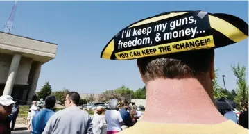  ?? JEFF WILLHELM Charlotte Observer ?? Participan­t at a 2010 Oath Keepers rally in North Carolina.