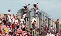  ?? ALEX SILVA/ESTADÃO ?? Perigo. Torcedores saltam grades antes de o jogo começar