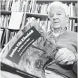  ?? FOTO: DPA ?? Der Humanethol­oge Irenäus EiblEibesf­eldt mit einem seiner Bücher.