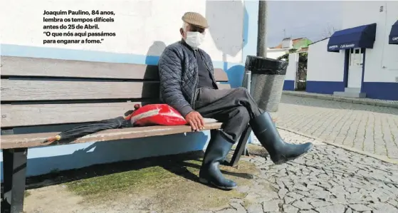  ??  ?? Joaquim Paulino, 84 anos, lembra os tempos difíceis antes do 25 de Abril. “O que nós aqui passámos para enganar a fome.”