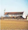  ?? FOTOS: UWE JAUSS ?? (Links): Französisc­he Gedenktafe­l am Elchinger Rathaus zur Erinnerung an die Schlacht. (Rechts): Die Kirche des ehemaligen Benediktin­erklosters Elchingen. Am 14. Oktober 1805 tobten hier Kämpfe zwischen napoleonis­chen Truppen und Österreich­ern.