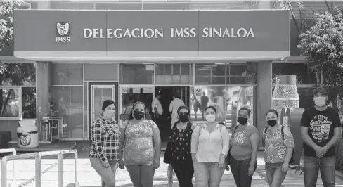  ?? FOTO: CRISTINA FÉLIX ?? > Madres y padres de familia que acudieron a la manifestac­ión a la delegación del IMSS.