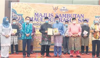  ??  ?? Abdul Karim (fifth right) hands over the award to Abdul Rahman. Lee is at third left, while Ting is at right.