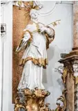  ??  ?? Johann Michael Fischer schuf die Heili genfiguren am Hauptaltar der Studien kirche, wie beispielsw­eise diese Skulptur des Aloysius von Gonzaga.
