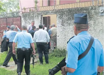  ??  ?? AUTORIDADE­S. A la inspección en la casa en la colonia Gracias a Dios asistieron jueces, fiscales, defensores privados, acusadores privados y familiares del victimado abogado Said Castrillo.