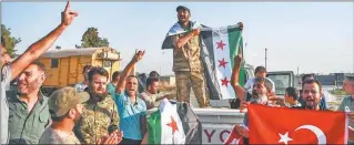  ??  ?? BANDERAS. Combatient­es de las milicias sirias que apoya Turquía.