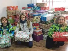  ?? Foto: Heike Hoffmann ?? Samuel Hoffmann, Rika Flemm und Johanna Willsch haben geholfen, die 80 Päckchen zur Sammelstel­le der Firma Killisperg­er in Geratshofe­n zu transporti­eren.