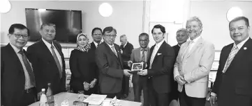  ??  ?? Abang Johari presents a memento to Urma. From front left are Dr Chan, Mohamad Morshidi, Sharifah Hasidah and Dr Annuar.