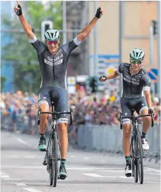  ?? FOTO: DPA ?? Ein Sieg, der beide glücklich macht: Lokalmatad­or Marcus Burghardt (links) gewinnt vor dem Ravensburg­er Emanuel Buchmann.