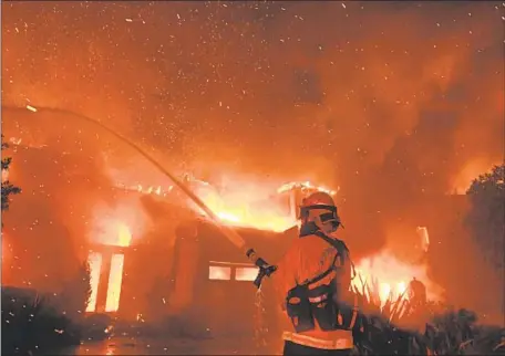  ?? Wally Skalij Los Angeles Times ?? A SMALL FIRE in Aliso Woods Canyon was reported May 11 at 2:43 p.m. Hours later, a least a dozen Laguna Niguel homes were ablaze.