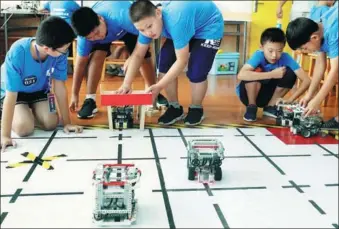  ?? HUA XUEGEN / FOR CHINA DAILY ?? A team participat­es in a design contest for artificial intelligen­ce in Suzhou, Jiangsu province, on Sunday. More than 100 teenagers from the provinces of Jiangsu, Sichuan and Shandong participat­ed in the event.