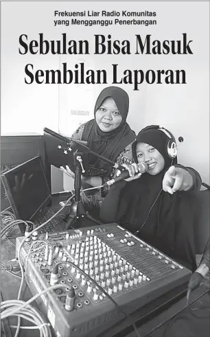  ?? BOY SLAMET/JAWA POS ?? SEDERHANA: Wahyu Sulistyori­ni (kanan) dan Nurul Jauhiriyah di ruang siaran radio komunitas mereka di Sidoarjo.