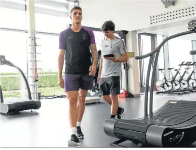  ?? ?? Alejandro Barbosa junto a Lamela en las instalacio­nes del Tottenham Hotspur.