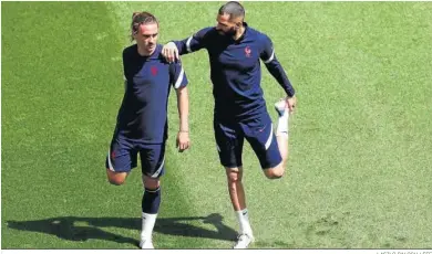  ?? LASZLO BALOGH / EFE ?? Griezmann y Benzema, en el entrenamie­nto de Francia en Budapest.