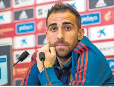  ?? ALBERTO ESTÉVEZ / EFE ?? El delantero valenciano Paco Alcácer, durante la rueda de prensa en Las Rozas.