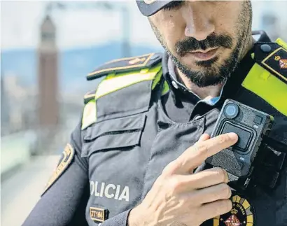  ?? MANÉ ESPINOSA ?? Un guardia urbano de Barcelona con el dispositiv­o que se empezará a utilizar este miércoles