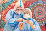  ?? AFP ?? ■
Palestinia­n doctors check blood samples, in Hebron, West Bank.