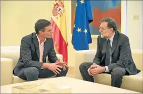  ??  ?? PACTO. Rajoy y Pedro Sánchez acordaron que el gobierno activará el proceso de intervenci­ón de Cataluña si se confirma la declaració­n de