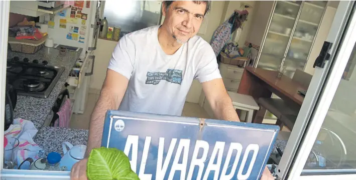  ?? FEDERICO IMAS ?? Colección. A mediados de los 80, Rodolfo encontró un cartel de la calle Republique­tas tirado en la basura. Lo rescató y se lo llevó a su casa. Así comenzó todo.