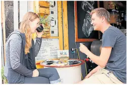  ??  ?? • Los turistas extranjero­s saborean las propiedade­s organolépt­icas que posee el Café de Galápagos.