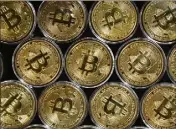  ??  ?? C’est principale­ment grâce à la crypto-monnaie de type bitcoin que l’argent a été transféré depuis la France vers la Syrie. (Photo d’illustrati­on AFP)