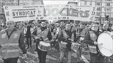  ??  ?? Demonstran­ten in Le Havre tegen de arbeidswet.(Foto: ANP)