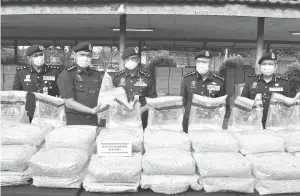  ??  ?? RAMPASAN: Razarudin (tengah) menunjukka­n bungkusan pil dadah jenis Captagon yang dirampas dalam sebuah kapal yang berlabuh di Pelabuhan Barat pada sidang akhbar di Balai Polis Pelabuhan Klang, semalam. Turut hadir Ketua Polis Selangor, Datuk Arjunaidi Mohamed (dua kanan).