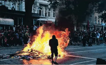  ?? RONALD WITTEK / EFE ?? Violentos quemando desperdici­os ayer en las calles del Schanzenvi­ertel, un barrio de Hamburgo