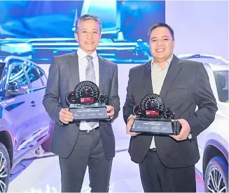  ?? ?? MEDIA outfits recognized the Chinese brand for its outstandin­g SUVs. Here, company chairman, Rommel Sytin (left) and its president, Erroll Dueñas, pride themselves with the plum.