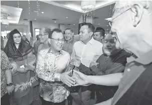  ?? — Gambar Bernama ?? TIBA: Osman bersalaman dengan tetamu yang hadir pada Program Hi Tea Bersama Pemimpin Parti Pribumi Bersatu Malaysia (PPBM) Negeri Johor di Dewan Sangkar Kristal, Taman Pelangi semalam.