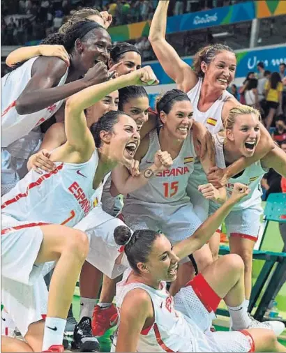  ?? ANDREJ ISAKOVIC / AFP ?? La euforia de las jugadoras españolas después de alcanzar la final