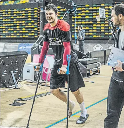  ?? FOTO: BORJA AGUDO ?? En el peor momento Todorovic llegó con muletas al entrenamie­nto y su concurso frente al Tenerife está descartado, salvo sorpresa