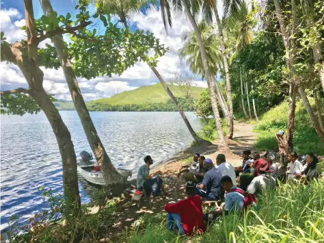  ??  ?? GOING OUT to Sentani Lake to learn on the shores for the day. AN ISLAND ‘classroom.’