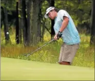  ?? GENE WALSH — DIGITAL FIRST MEDIA ?? Ron Robinson chips on to the green at the Montco Amateur Golf Championsh­ip at Blue Bell C.C. Thursday. Robinson won it on a playoff hole.