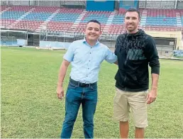  ?? ?? Bornstein fue acompañado por el representa­nte catracho Maynor Sigüenza al Estadio Ceibeño, su nueva casa en Honduras.