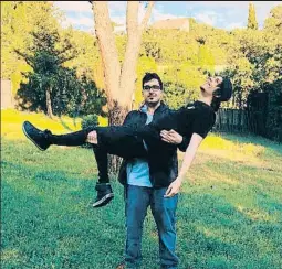  ?? @ELRUBIUSWT­F ?? Una divertida imagen del youtuber El Rubius en brazos de su amigo Mahe