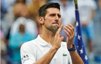  ?? Foto: John Minchillo, dpa ?? Verlierer Novak Djokovic kann die Tränen nicht zurückhalt­en. Der Serbe verpasste mit der Niederlage den Gewinn des Grand Slam, der vier großen Tennisturn­iere des Jahres.