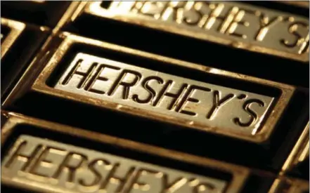  ?? THE ASSOCIATED PRESS ?? Oreo cookie maker Mondelez says it has ended discussion­s of a possible merger with The Hershey Co. In a statement, Mondelez CEO Irene Rosenfeld said the company decided “there is no actionable path forward toward an agreement” following additional...