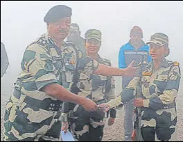  ?? ?? BSF constables Preeti and Bhagya Shree who shot the drone near Chaharpur village, 40km from Amritsar, being felicitate­d by BSF DIG, Gurdaspur range, Prabhakar Joshi; and (right) the captured hexacopter.