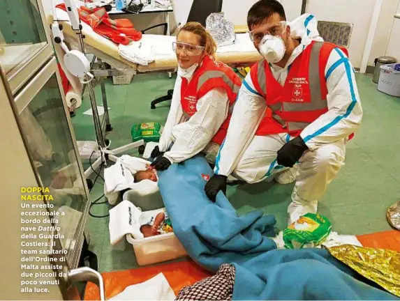  ??  ?? Un evento eccezional­e a bordo della nave Dattilo della Guardia Costiera: il team sanitario dell’Ordine di Malta assiste due piccoli da poco venuti alla luce.